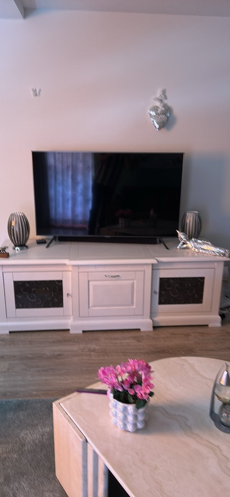 Stijlvol wit tv-meubel met opbergruimte, Huis en Inrichting, Kasten | Televisiemeubels, Ophalen, 100 tot 150 cm, Zo goed als nieuw