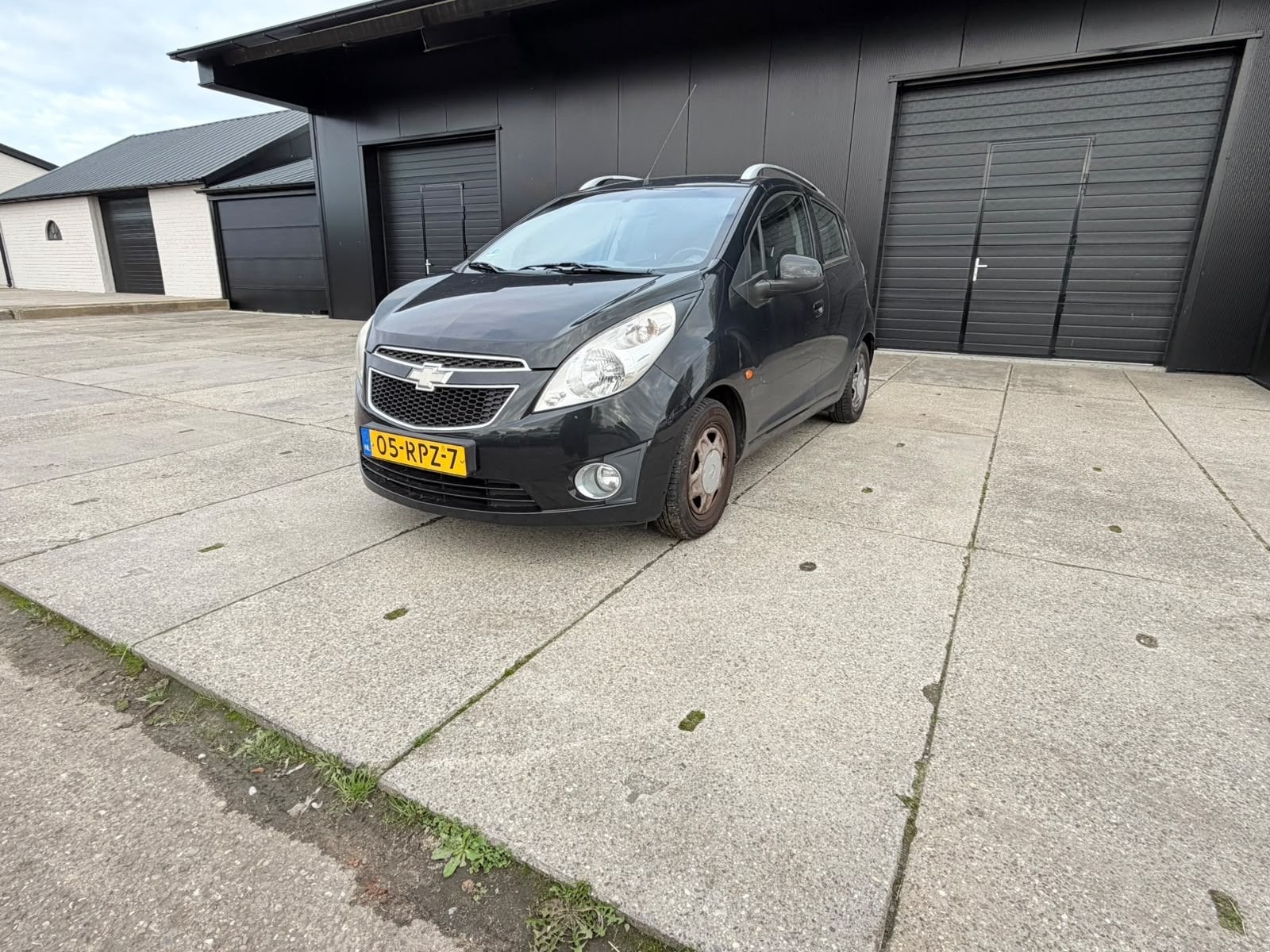 Chevrolet Spark 1.0 Bifuel 2011 Zwart, Auto's, 15 km/l, 37 €/maand, 4 cilinders, Zwart