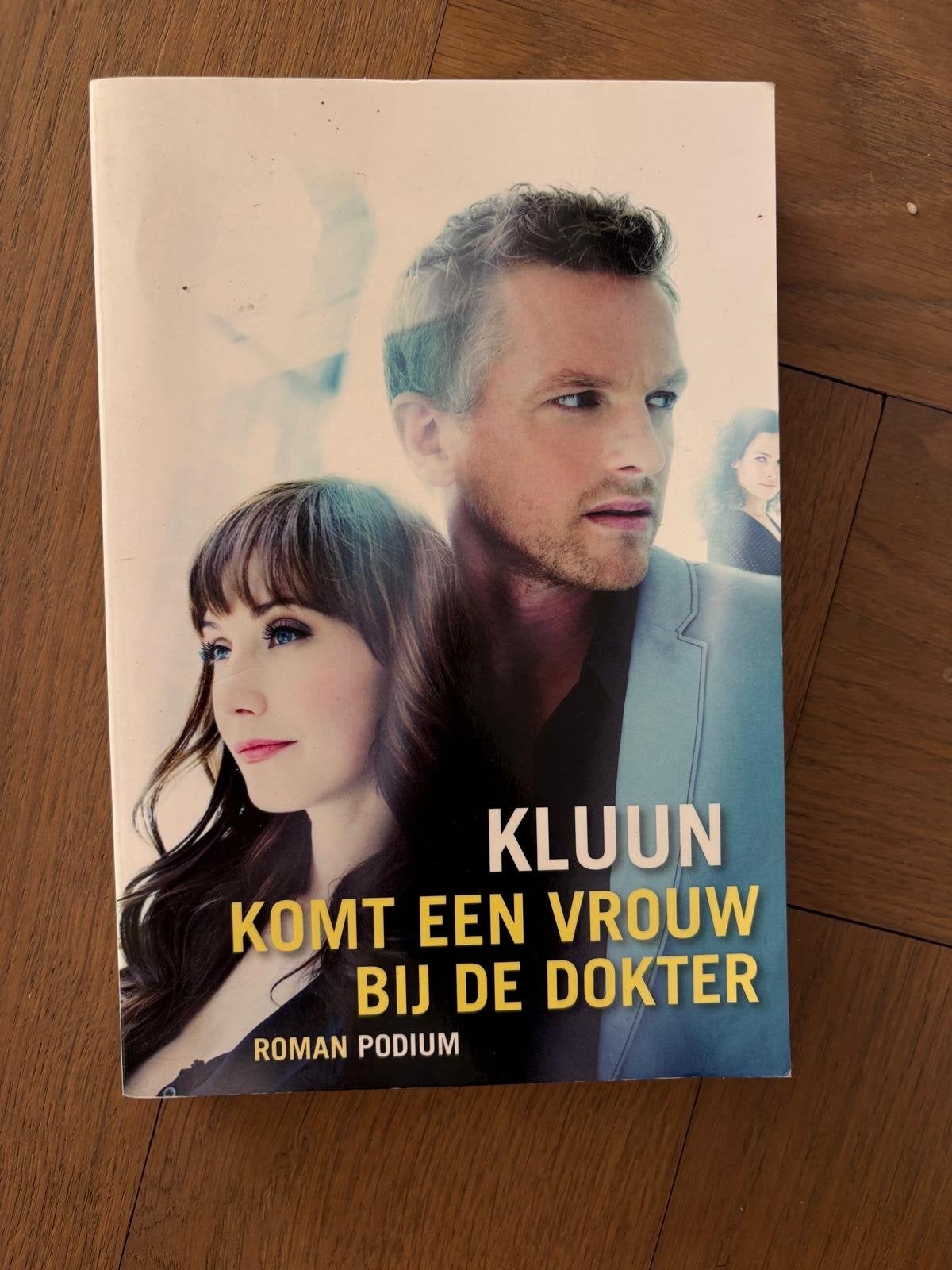 Kluun - Komt een vrouw bij de dokter (Roman Podium), Ophalen of Verzenden, Gelezen, Nederland