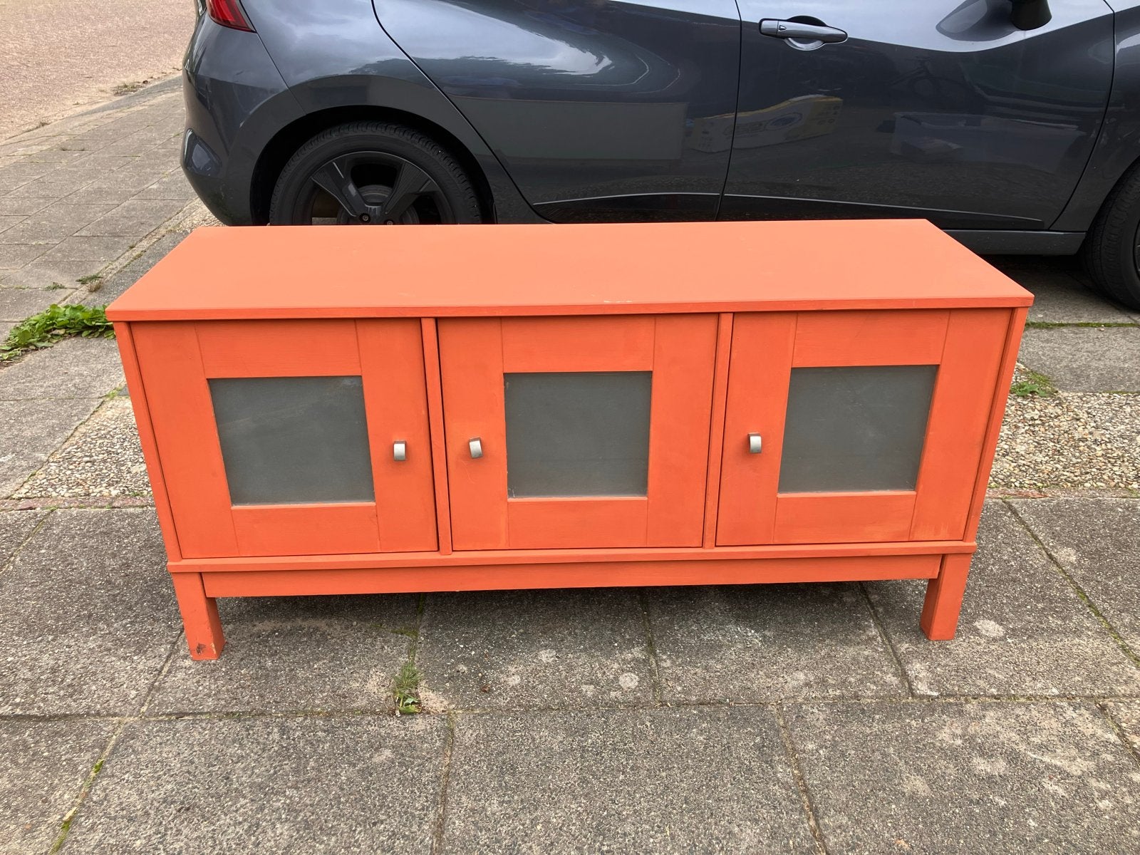 Oranje dressoir met 3 deuren en glazen panelen, Huis en Inrichting, Ophalen, Gebruikt, 100 tot 150 cm, 25 tot 50 cm