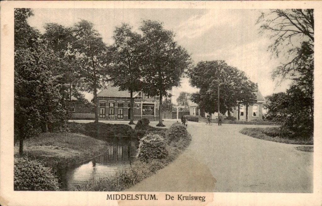 Middelstum - De Kruisweg - Straatbeeld, Ophalen of Verzenden, 1920 tot 1940, Gelopen, Groningen