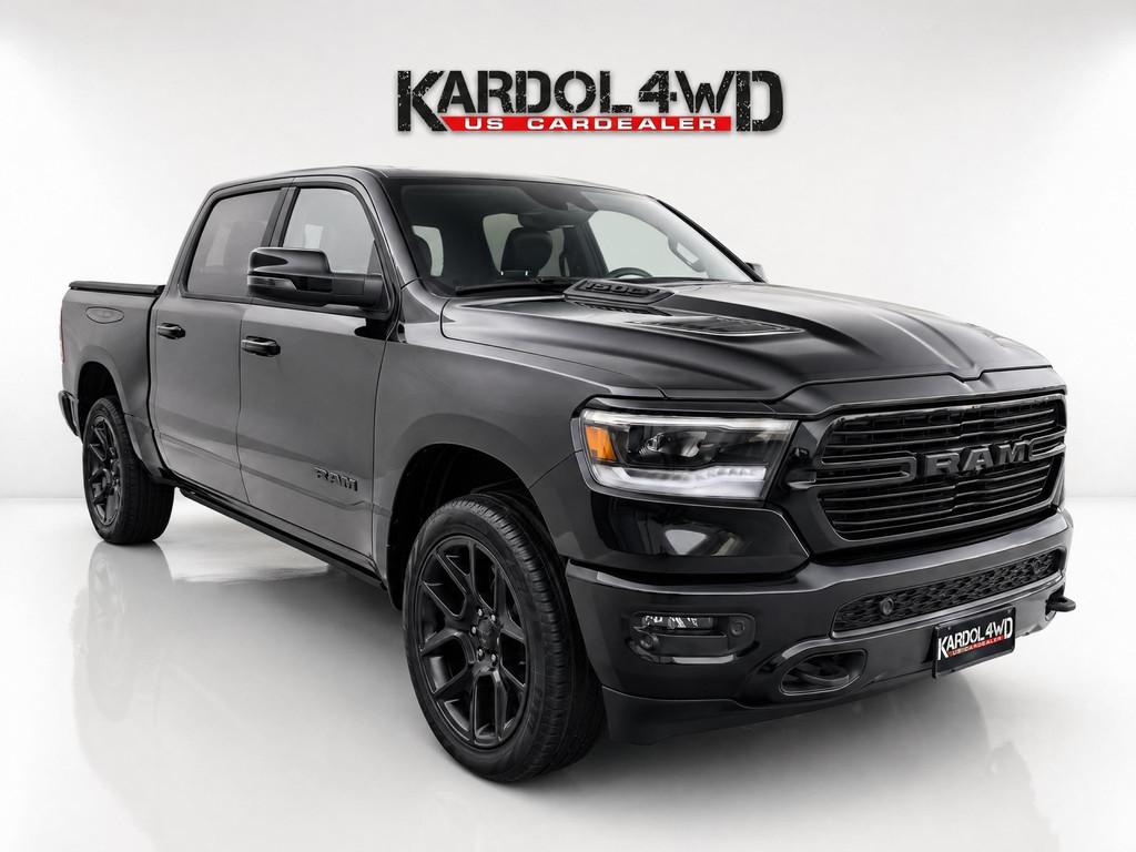 Dodge Ram 1500 Laramie Night Edition Modeljaar "24 | BOMVOL!, Auto's, Automaat, 3500 kg, Gebruikt, 5654 cc