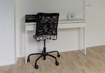 Wit bureau met zwarte bureaustoel, Huis en Inrichting, Bureaus, Overige typen, In hoogte verstelbaar, Gebruikt, Hout