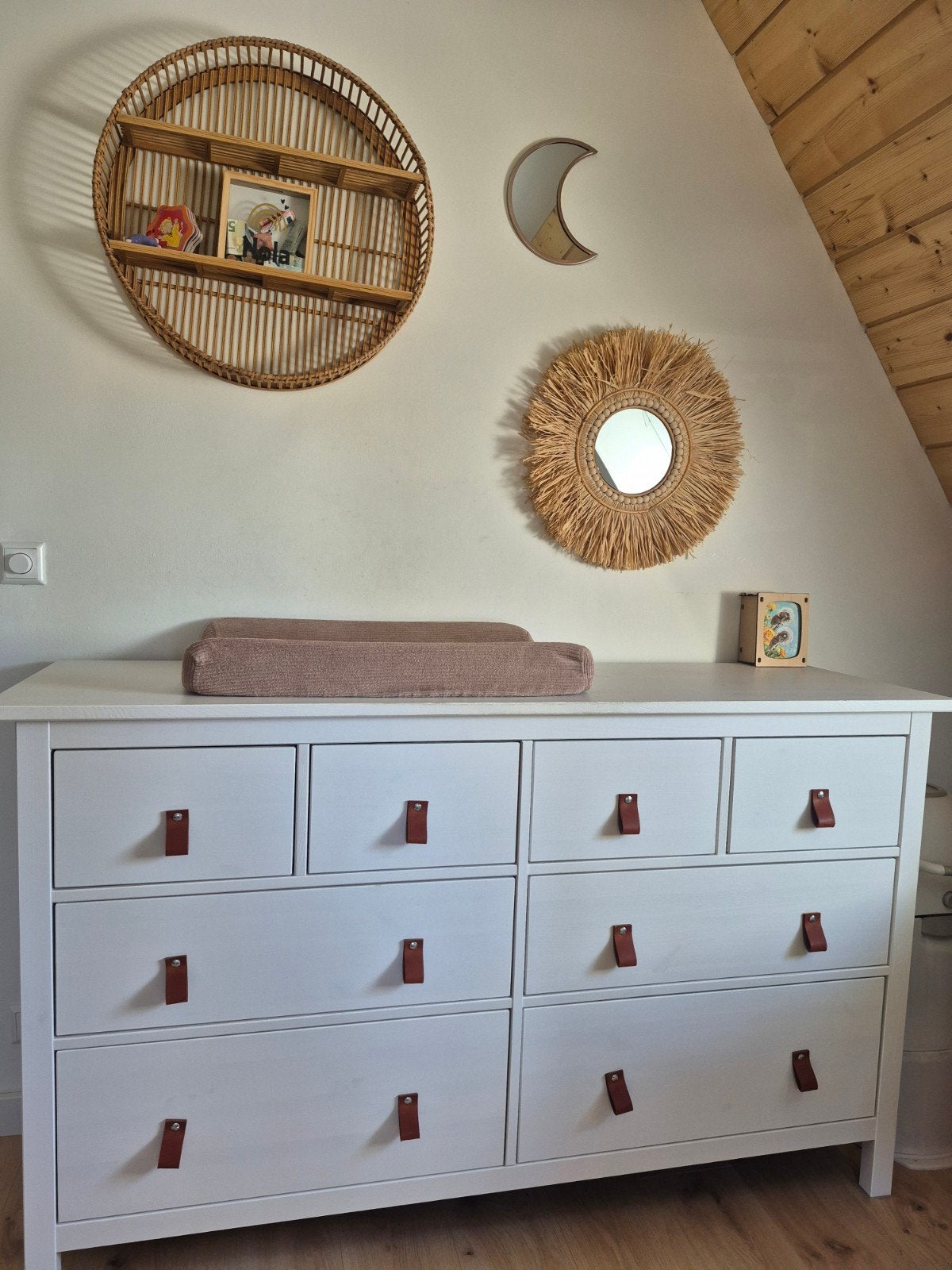 Hemnes commode met leren handgrepen, Kinderen en Baby's, Kinderkamer | Commodes en Kasten, Ophalen, 50 tot 70 cm, 100 cm of meer