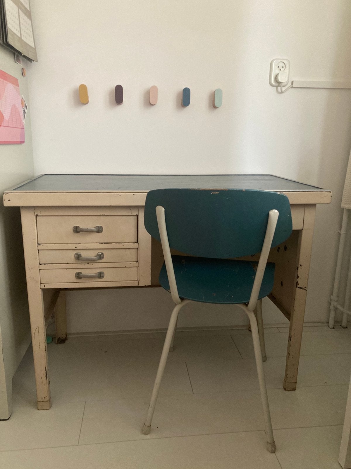 Vintage metalen kinderbureau met stoel grijs/beige met blauw, Ophalen, Gebruikt, Tafel(s) en Stoel(en)