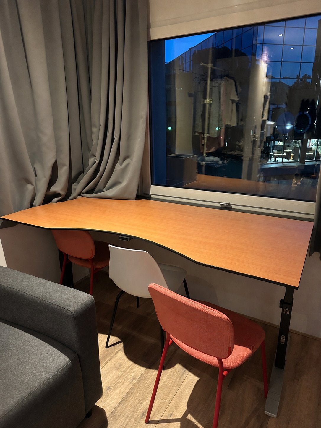 Verstelbaar bureau 190x90cm - Ideaal voor thuiskantoor, Huis en Inrichting, Ophalen, Gebruikt, Hout, Overige typen
