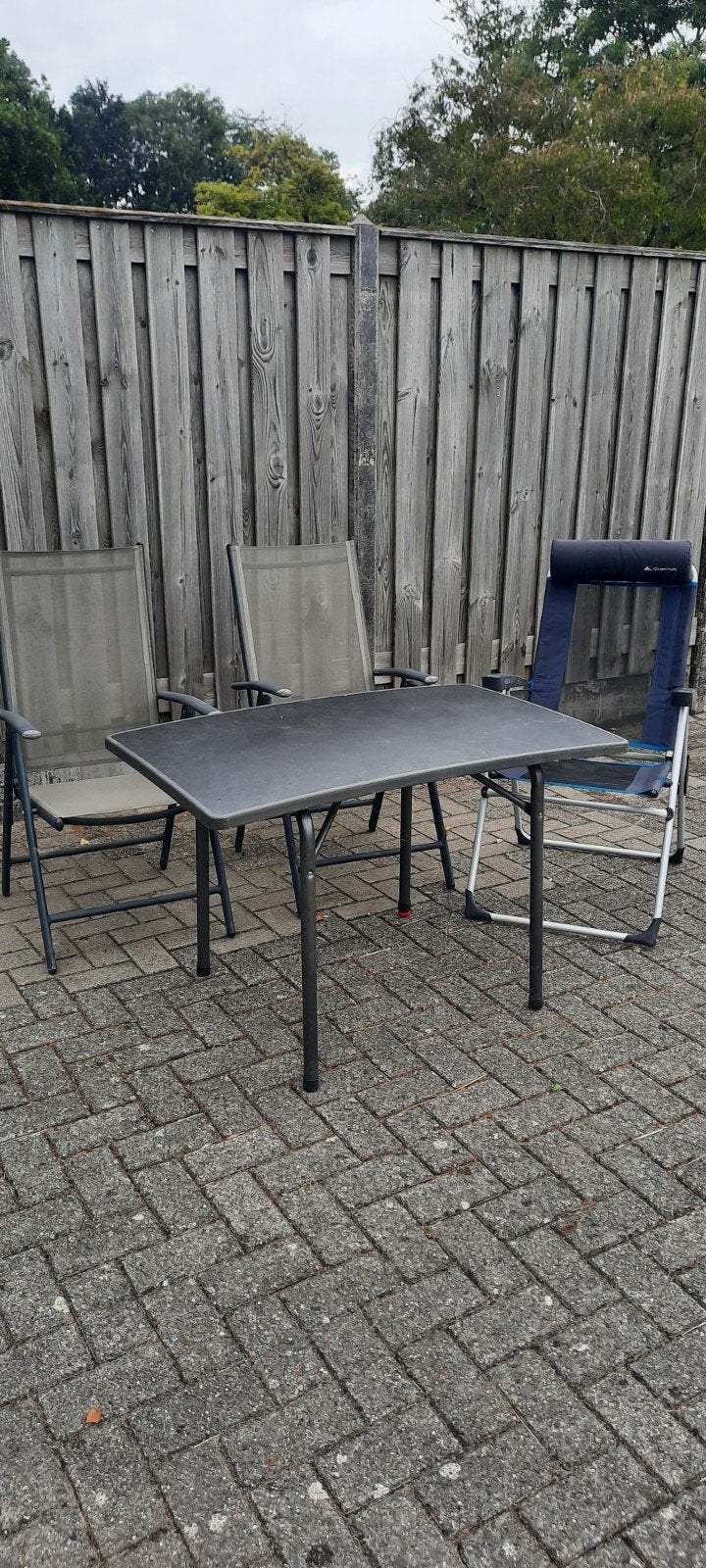 Gratis tafel plus 3 stoelen voor op de camping of tuin, Caravans en Kamperen, Ophalen