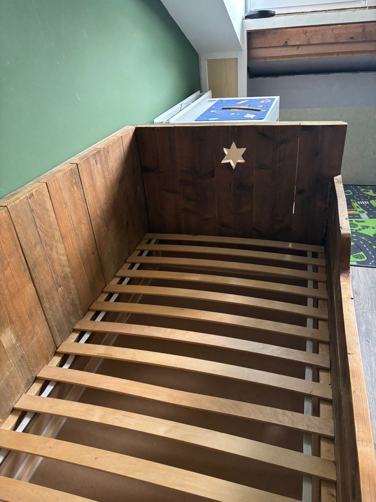 steigerhouten bed, Ophalen, 85 tot 100 cm, Zo goed als nieuw, Lattenbodem