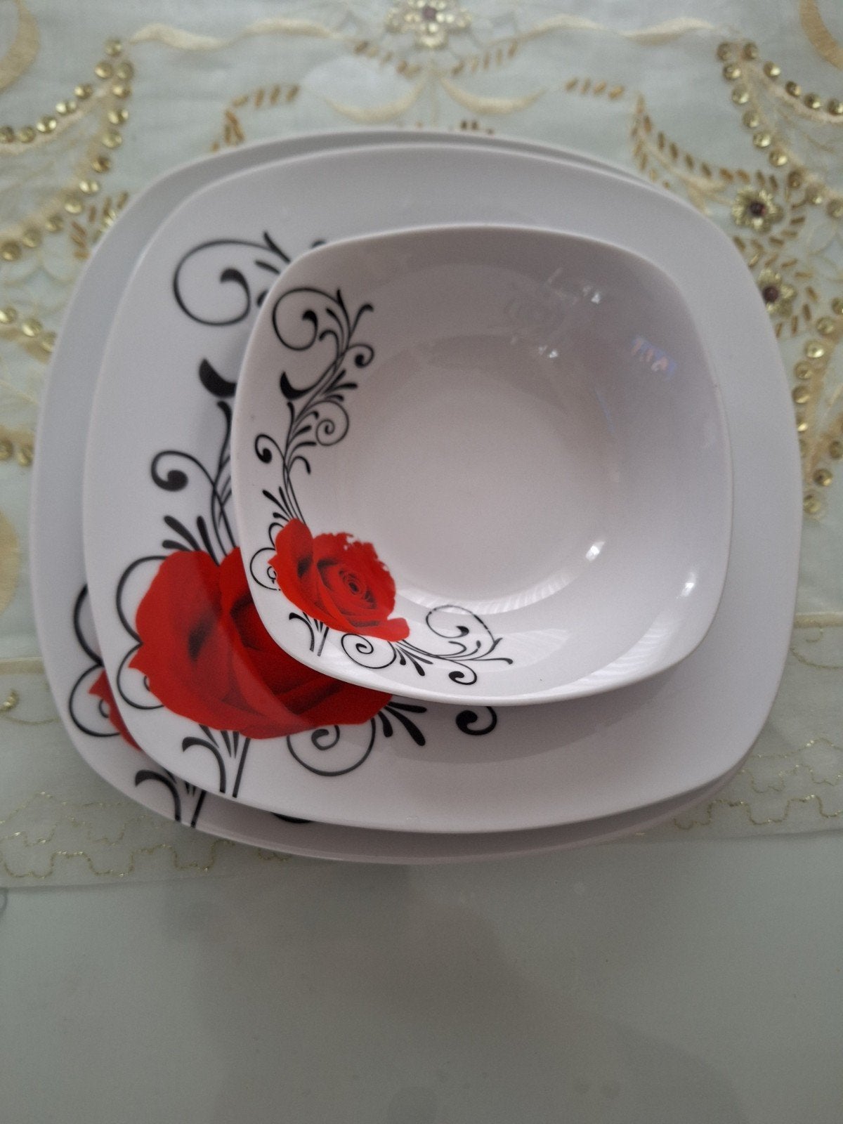 Servies met rozenprint - Borden en Kommen, Huis en Inrichting, Ophalen, Keramiek, Nieuw, Bord(en)