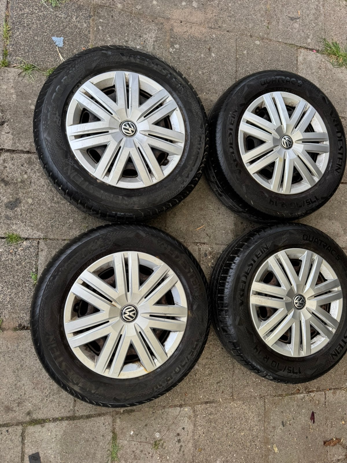 Volkswagen polo Velgen met wieldoppen- banden 175/ 70/ 14, Auto-onderdelen, Banden en Velgen, Ophalen, 14 inch, 175 mm, Band(en)