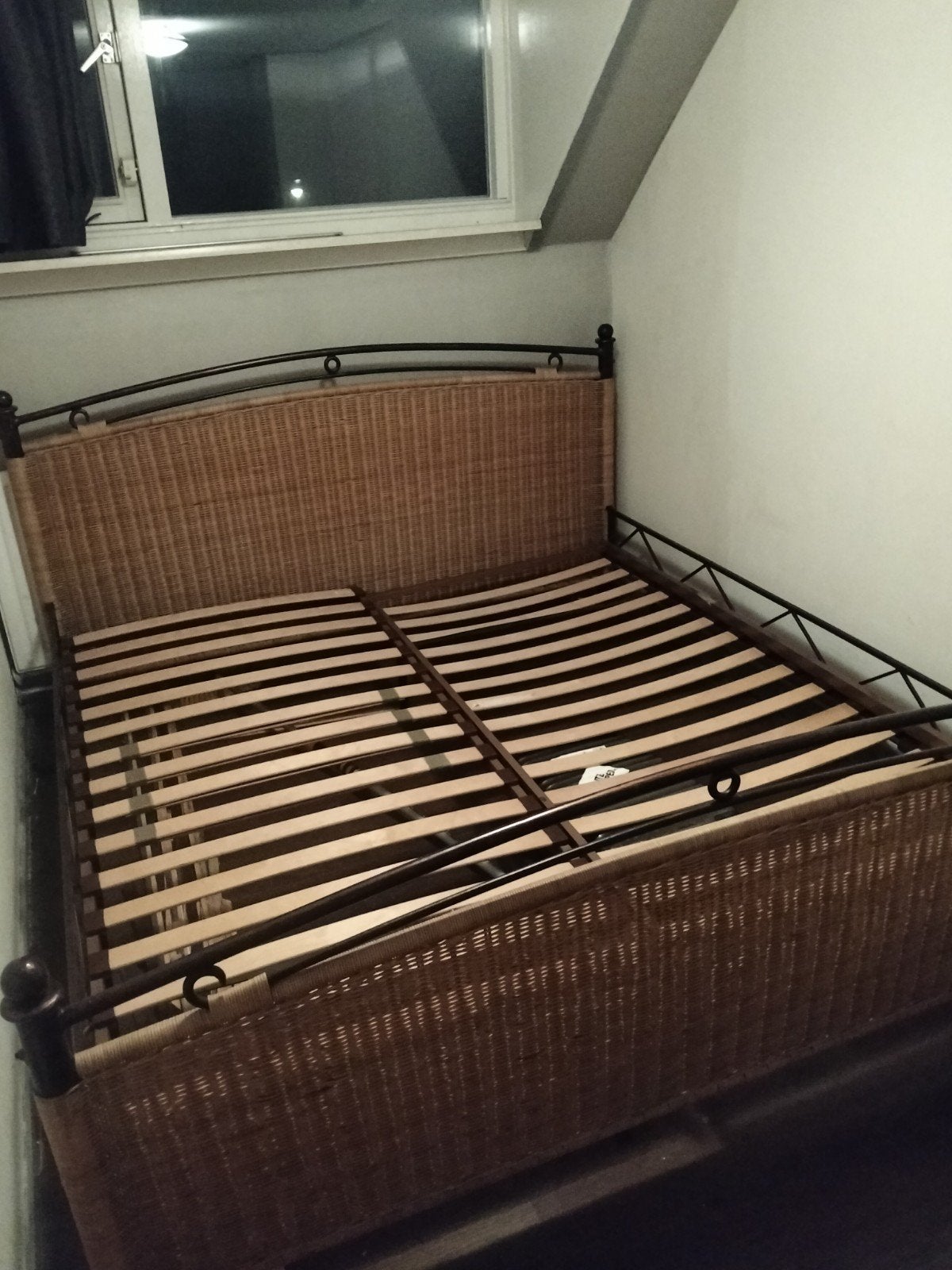 Tweepersoonsbed metaal en rotan 210x180 cm, Ophalen, Gebruikt, 210 cm, Tweepersoons