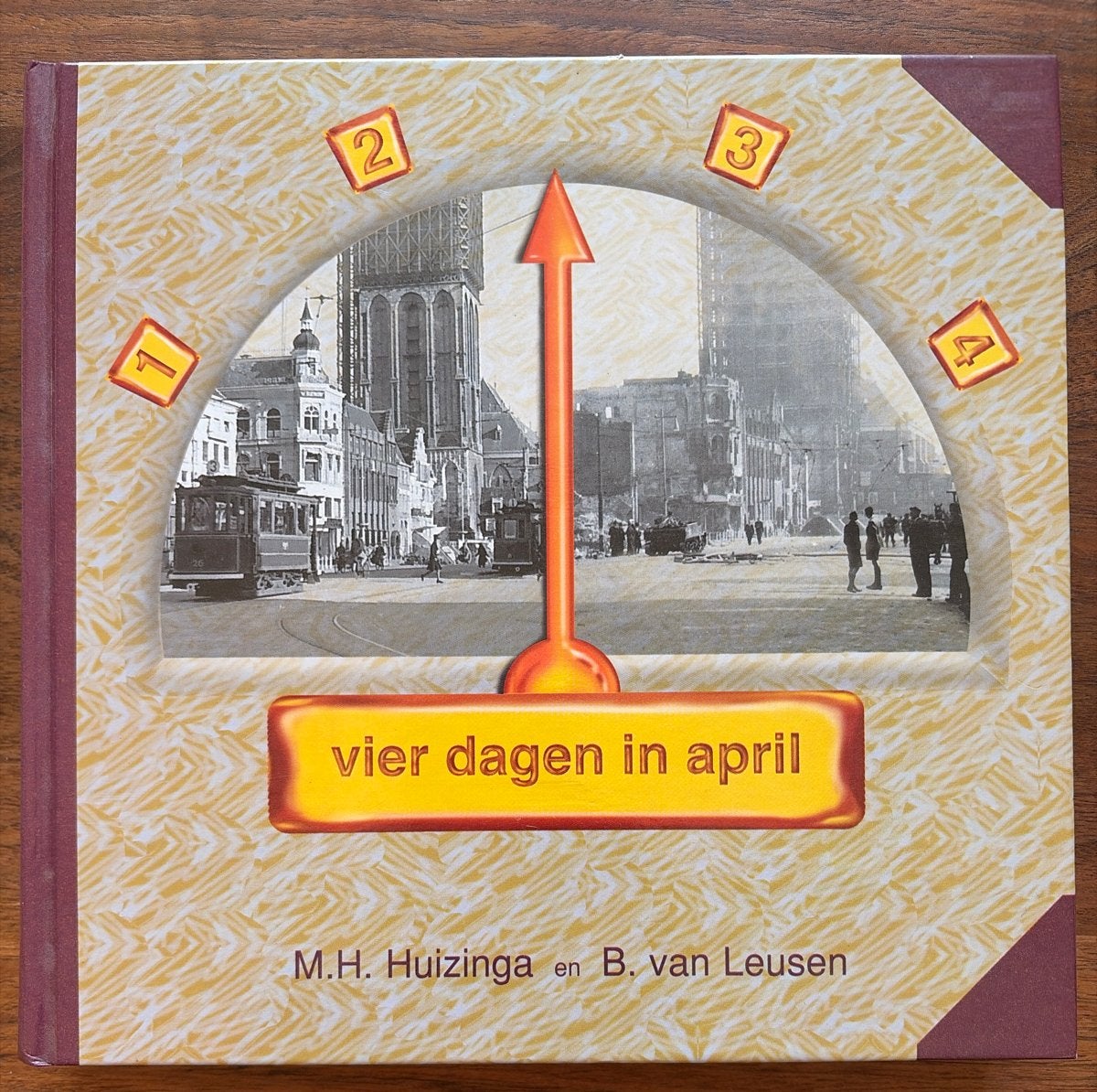 Vier dagen in april - M.H. Huizinga en B. van Leusen, Ophalen of Verzenden, 20e eeuw of later, Zo goed als nieuw