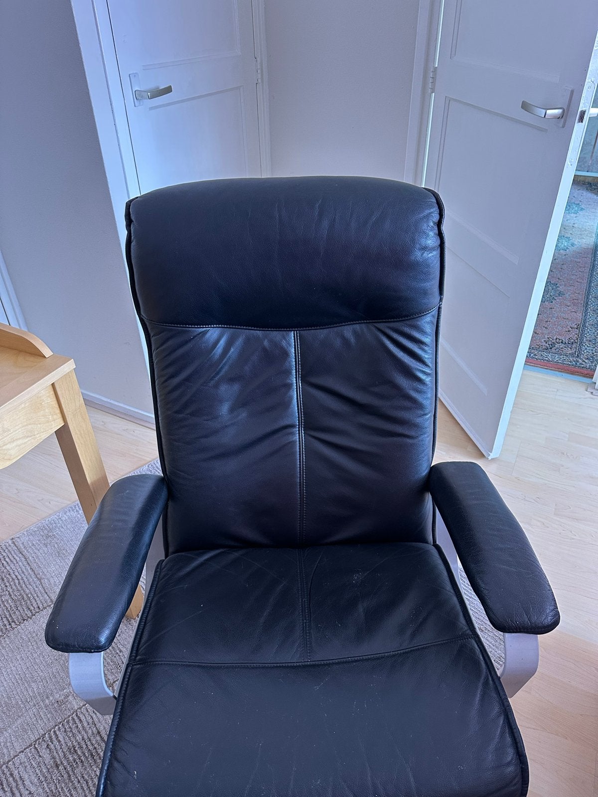 Zwarte leren relaxfauteuil met draaivoet, Ophalen, Gebruikt, 75 tot 100 cm, 50 tot 75 cm