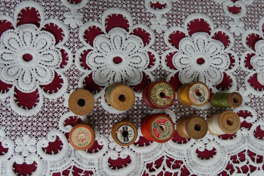 Tien houten garen klosjes, Ophalen of Verzenden