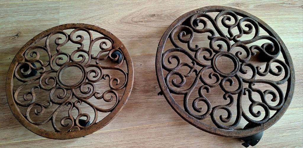 2 defecte plantentrolleys van Esschert Design, gietijzer, Ophalen, Gebruikt