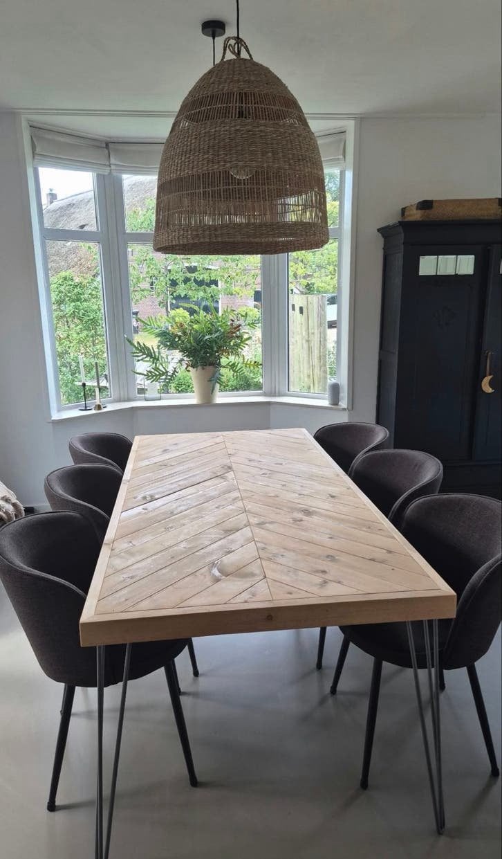 Robuuste eettafel met visgraatpatroon en hairpin poten, Ophalen, 50 tot 100 cm, Zo goed als nieuw, Vijf personen of meer