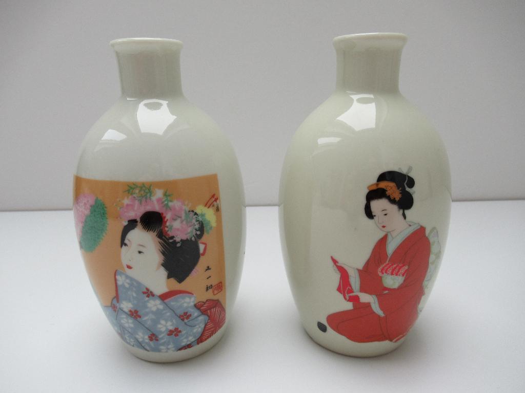 2 Sake vaasjes uit Japan, Antiek en Kunst, Verzenden