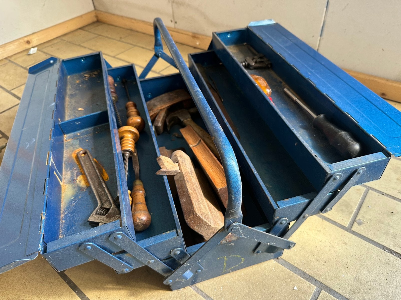Vintage stevige metalen gereedschapskist met inhoud, Ophalen, Gebruikt