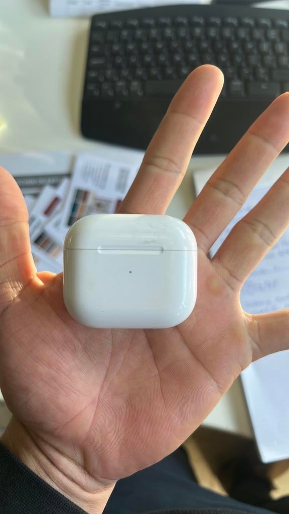 2. Airpods 3 charging case lightning, Ophalen of Verzenden, Zo goed als nieuw