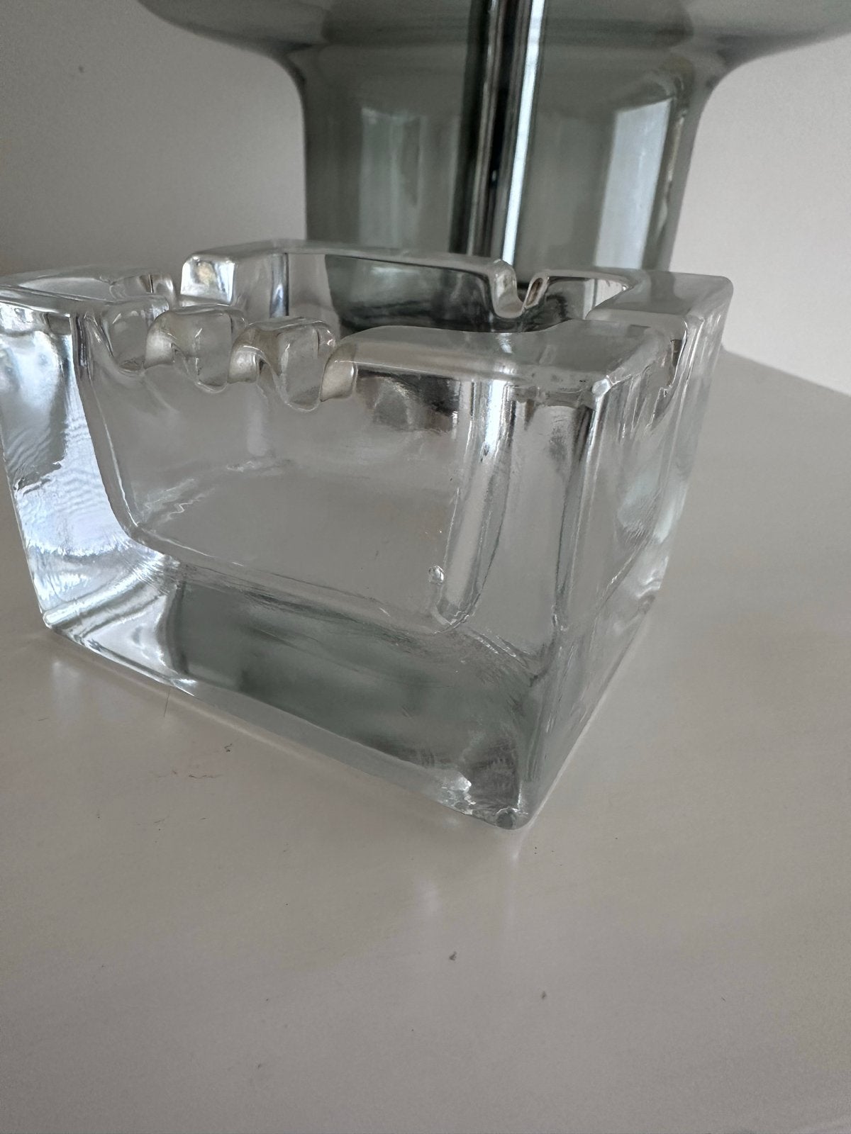 Glazen asbak jaren 60 70 met kleine chip, Verzenden