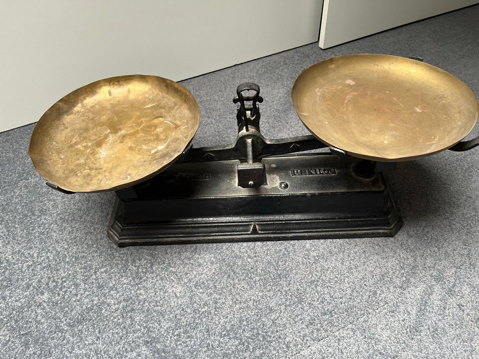 Antieke weegschaal met koperen schalen - 10 kg, Antiek en Kunst, Antiek | Koper en Brons, Ophalen of Verzenden, Koper