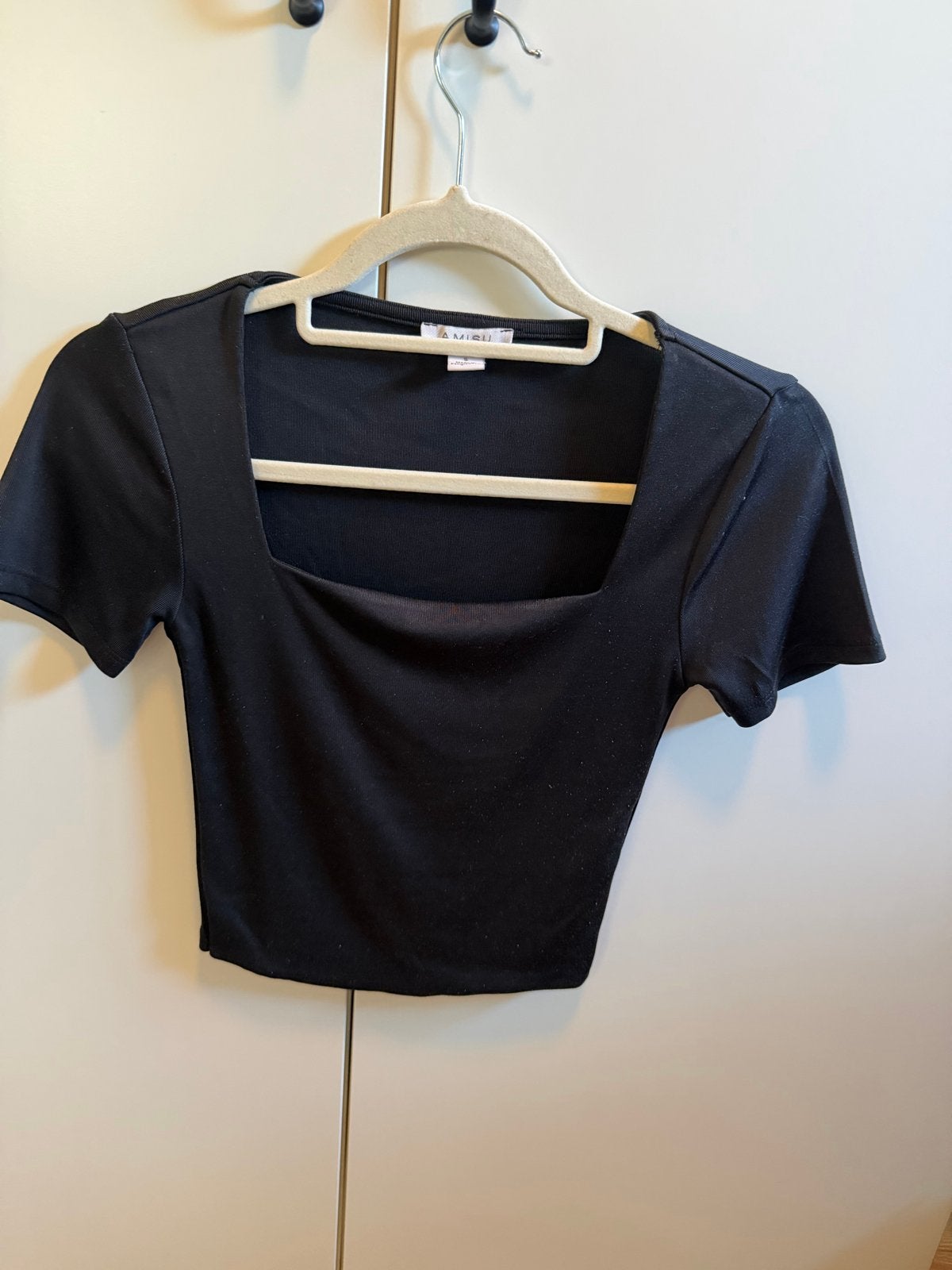 Zwarte crop top met vierkante hals - Amisu, Verzenden, Zwart, Zo goed als nieuw, Korte mouw
