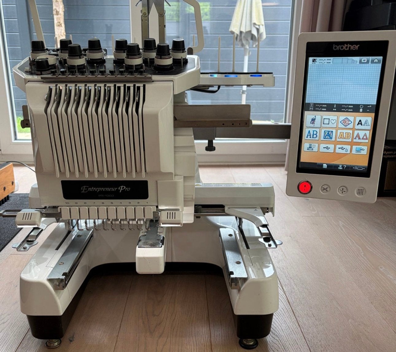Brother PR1000 Professionele Borduurmachine – 10 Naalden, Hobby en Vrije tijd, Naaimachines en Toebehoren, Ophalen of Verzenden