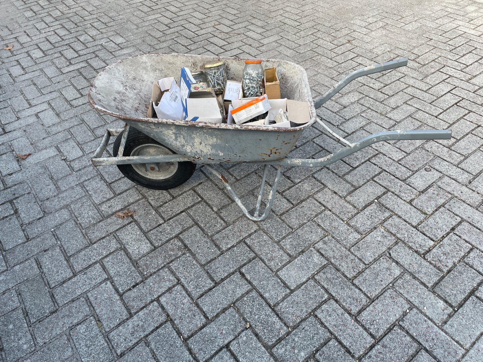 Kruiwagen met diverse inhoud (schroeven, spijkers, etc.), Ophalen, Gebruikt
