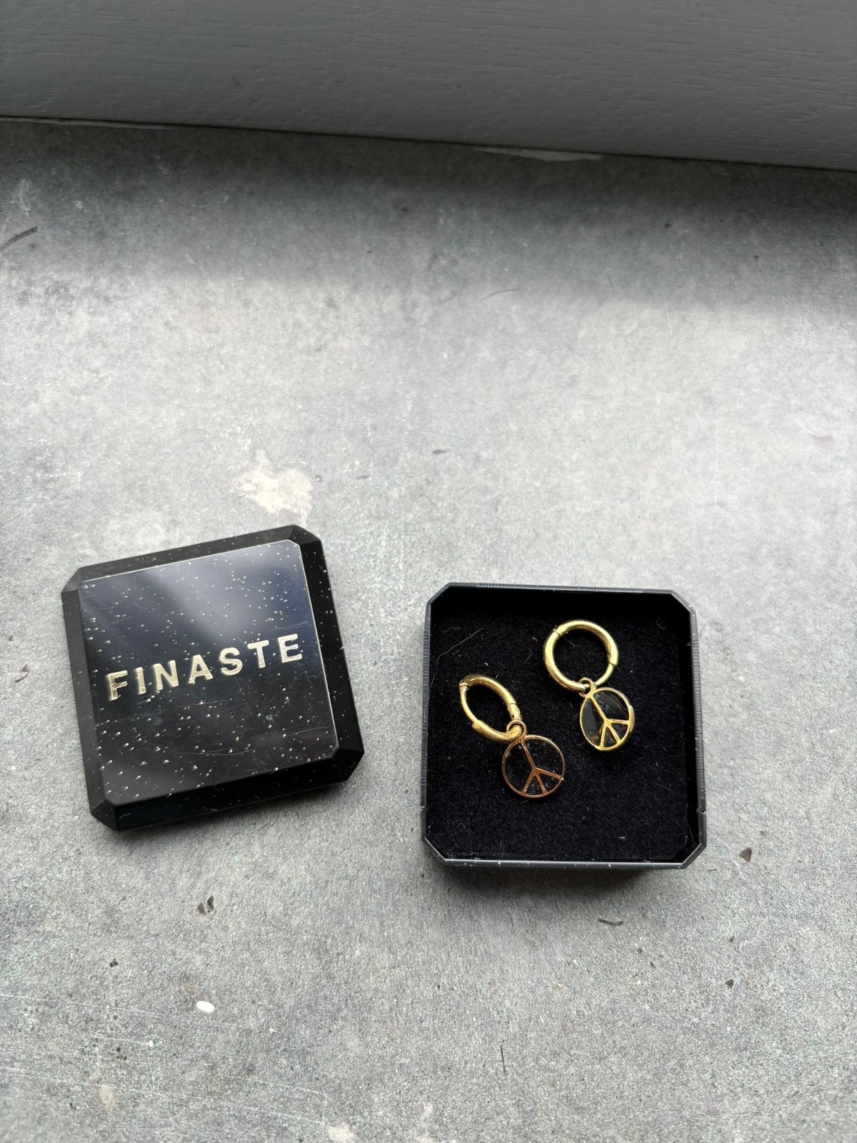 Nieuwe peace oorbellen goud met zwart Finaste, Overige materialen, Hangers, Nieuw, Ophalen of Verzenden