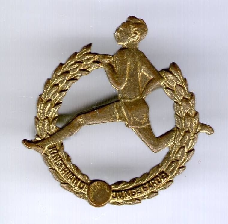 Koper olympiade broche ( Z_192), Ophalen of Verzenden, Zo goed als nieuw, Figuurtje, Speldje of Pin