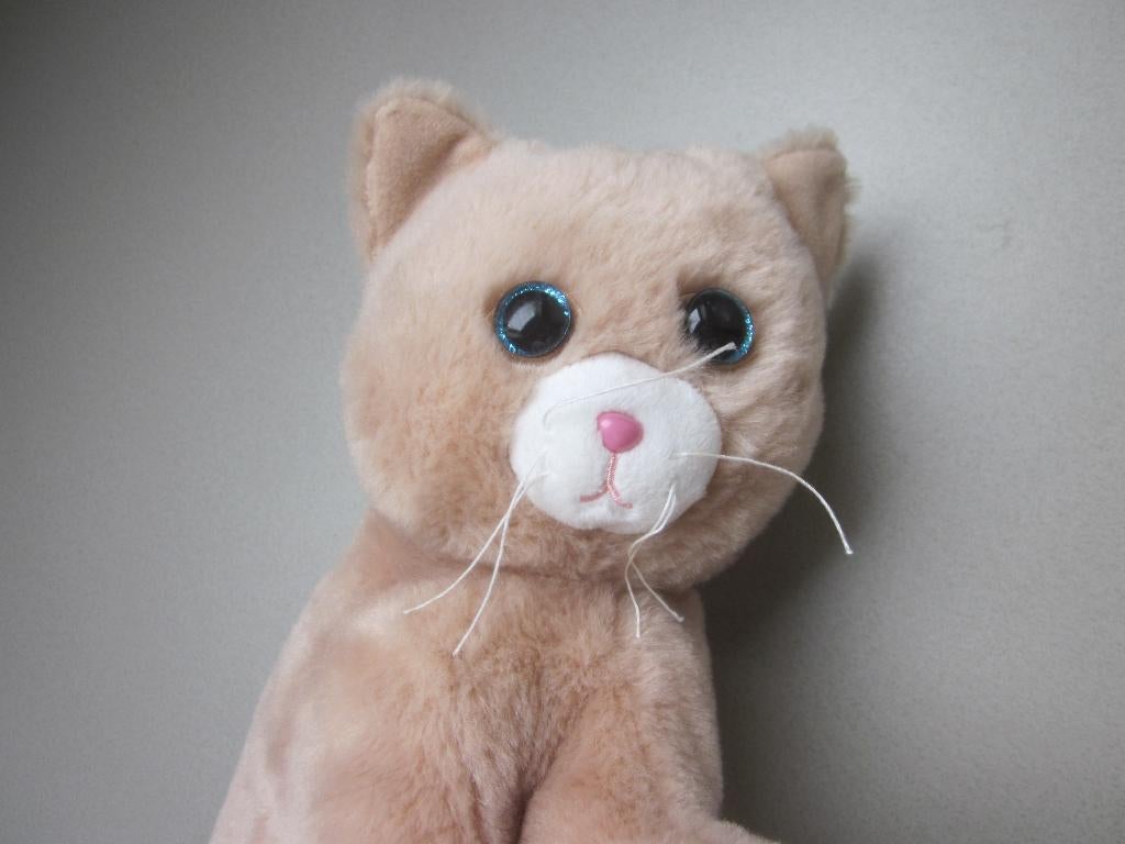 Pets2Cuddle lichtbruin/wit pluche liggende poes knuffel, Kinderen en Baby's, Speelgoed | Knuffels en Pluche, Nieuw, Ophalen of Verzenden