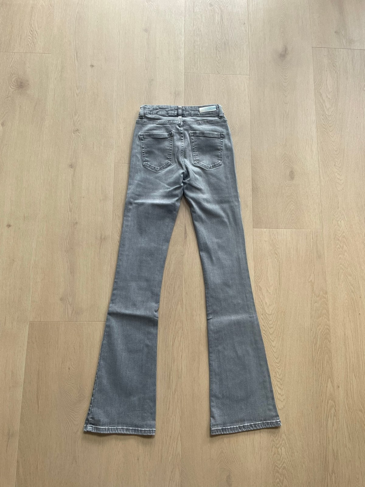 ONLY grijze flared jeans maat S 34, Ophalen of Verzenden, Zo goed als nieuw, Grijs, W27 (confectie 34) of kleiner