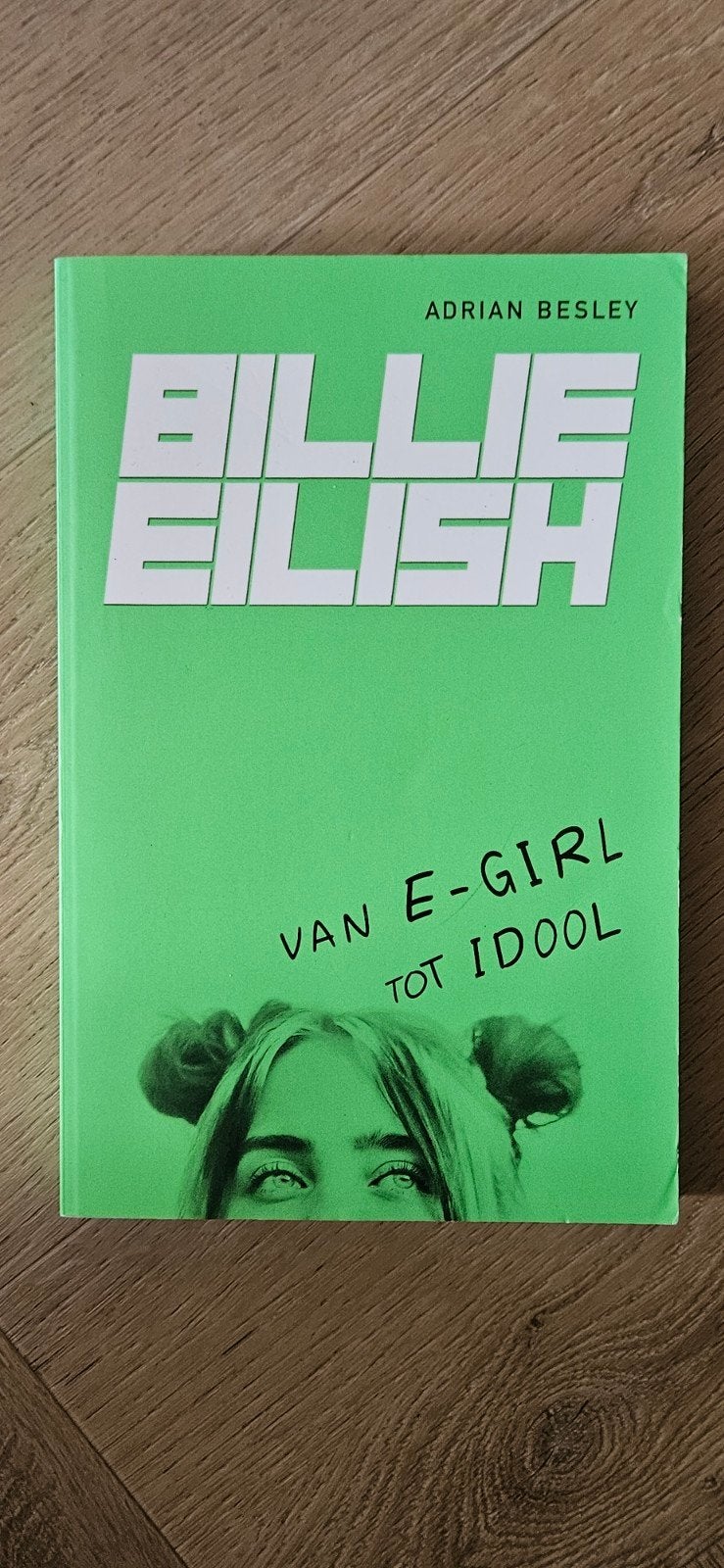 Billie Eilish: Van E-Girl tot Idool - Inclusief fotokatern!, Boeken, Ophalen of Verzenden, Zo goed als nieuw, Adrian Besley, Film, Tv en Media