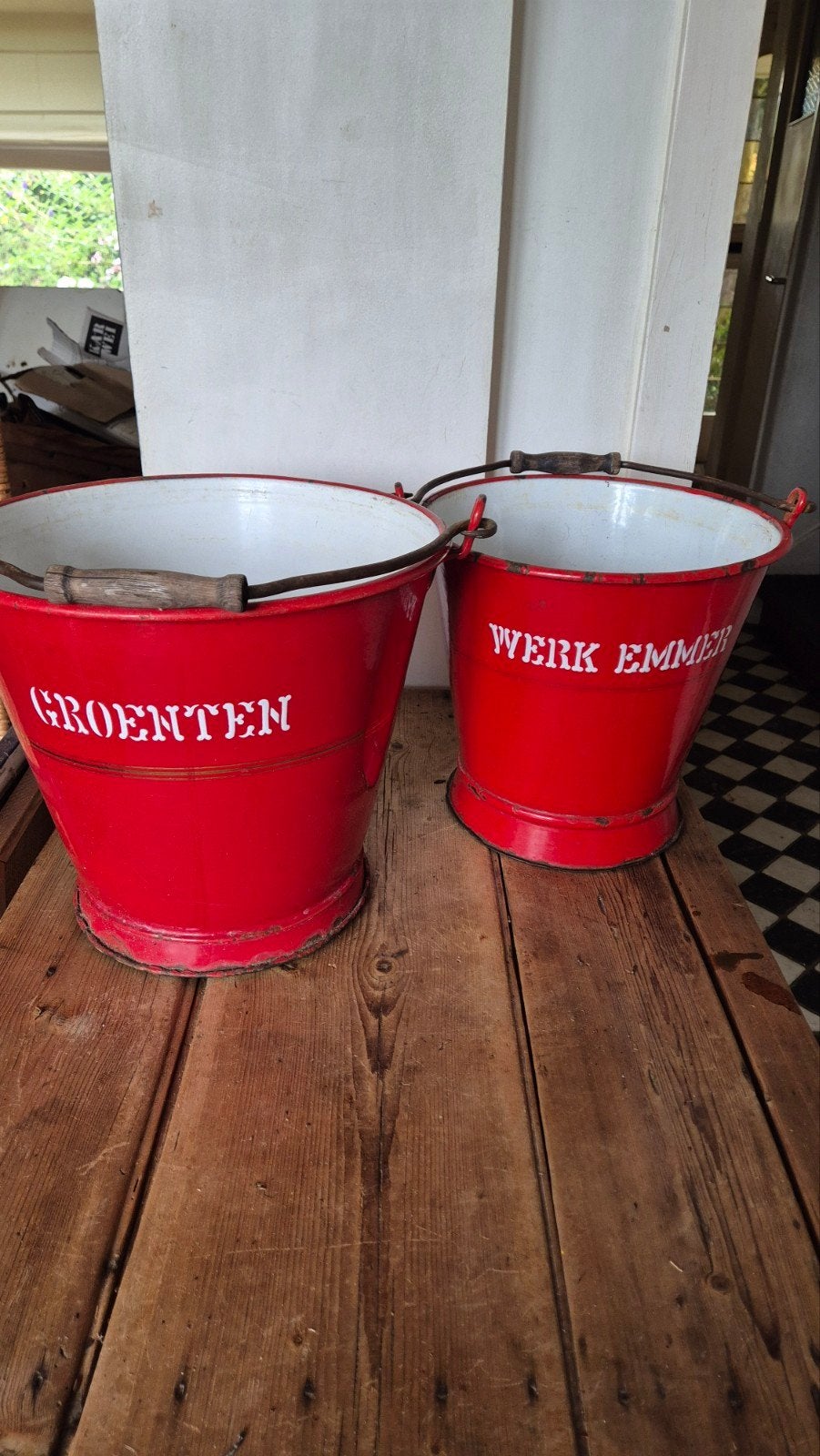 2 rode emmers, Ophalen