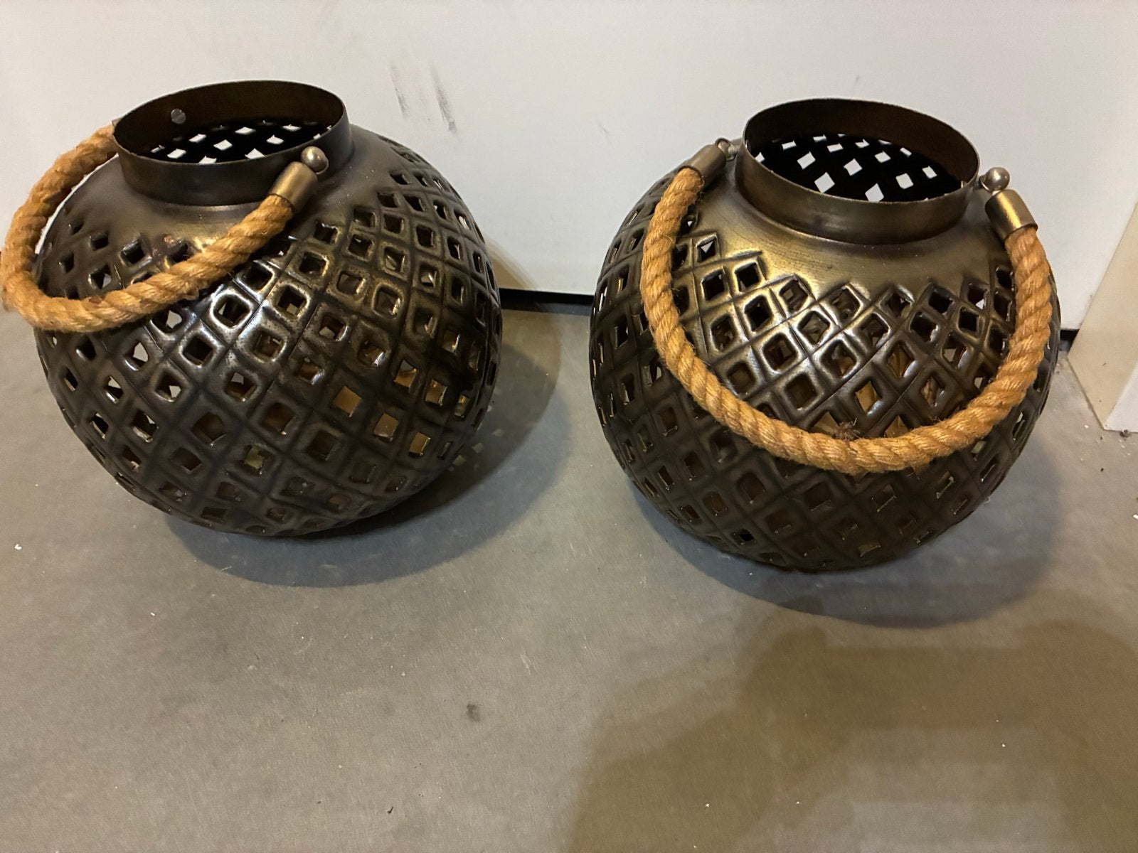 Set van 2 metalen lantaarns met touw handvat, Huis en Inrichting, Gebruikt, Ophalen of Verzenden, Metaal, Bruin