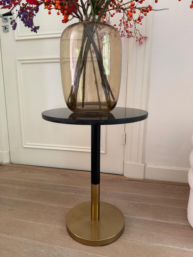 Bijzettafel zwart met gouden voet, Huis en Inrichting, Tafels | Bijzettafels, Minder dan 55 cm, Rond, Zo goed als nieuw, Ophalen