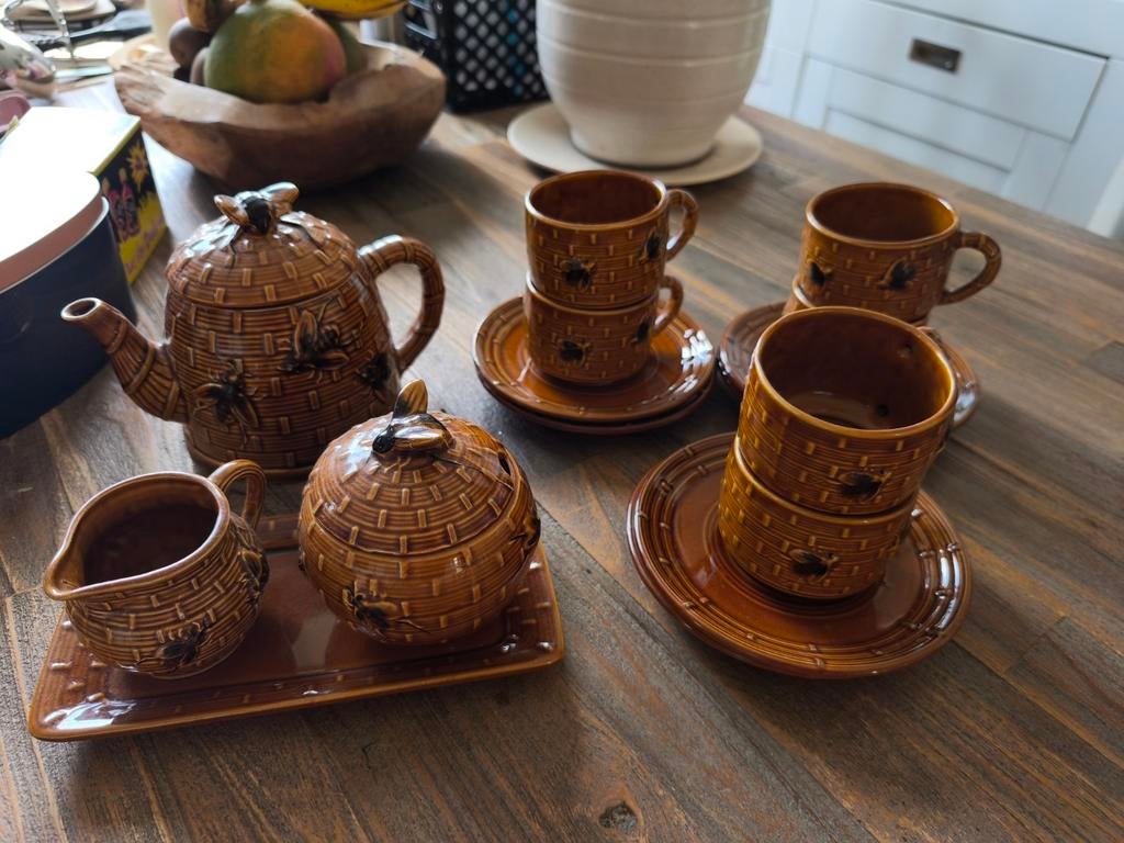Vintage Bijen Servies: Theepot, Roomstel, 6 Kop en Schotels, Ophalen of Verzenden