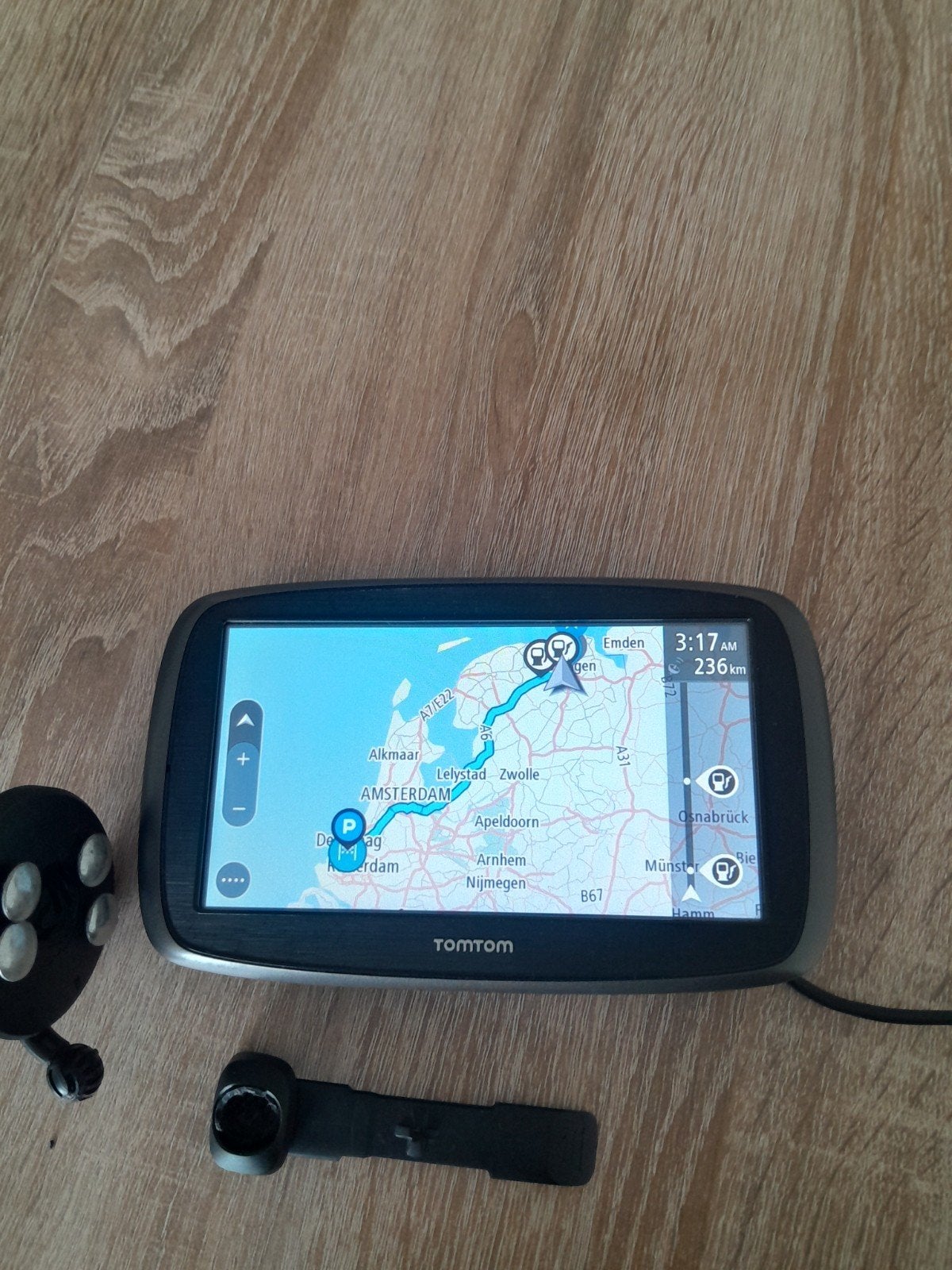 TomTom GO 60 Navigati werkt goed allen de ram hoder is stuk, Auto diversen, Autonavigatie, Ophalen of Verzenden, Zo goed als nieuw