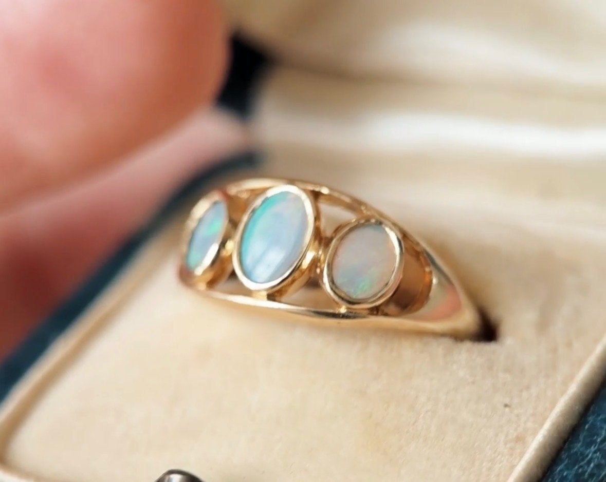 Prachtige vintage9K gouden ring met 3 opalen - Maat 17.2, Ophalen, Gebruikt, 17 tot 18, Met edelsteen