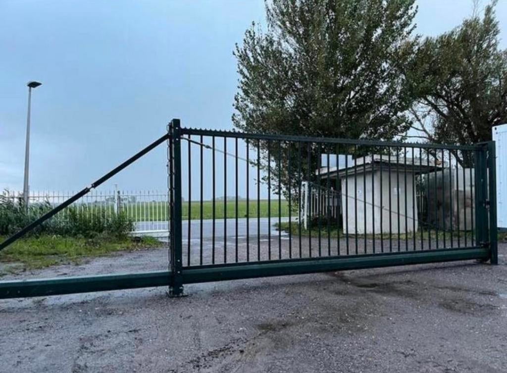 Zeer nette vrijdragende schuifpoort 7.45mtr groengecoat, Tuin en Terras, Ophalen, Zo goed als nieuw, IJzer, Spijlenhekwerk