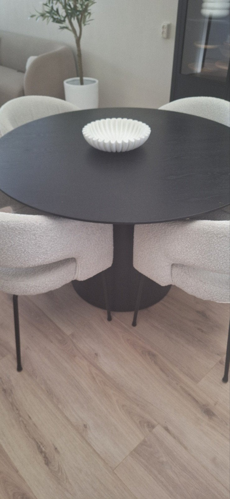 Japandi Eettafel zwart met 4 Bouclé Stoelen, Rond, Ophalen of Verzenden, Zo goed als nieuw, Overige houtsoorten