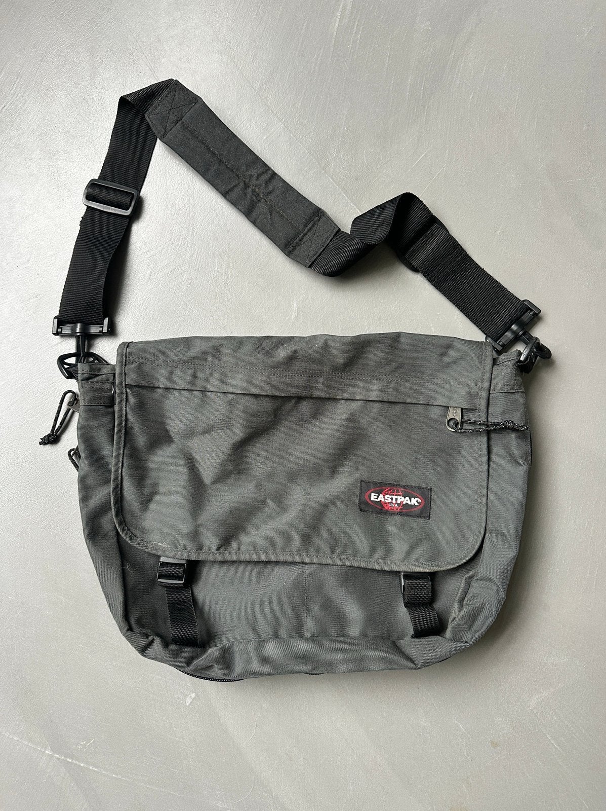 Eastpak schoudertas, Schouderband, Grijs, 17 inch of meer, Ophalen of Verzenden