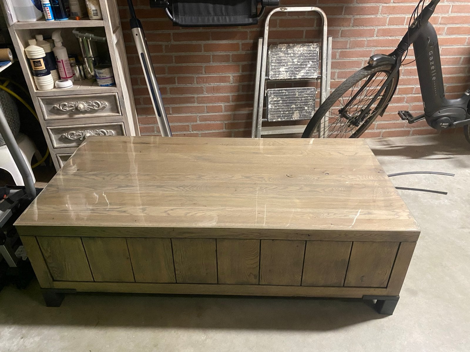 Rustieke eiken salontafel met 2 lades en stalen poten, Huis en Inrichting, Ophalen, Gebruikt, 50 tot 100 cm, 100 tot 150 cm