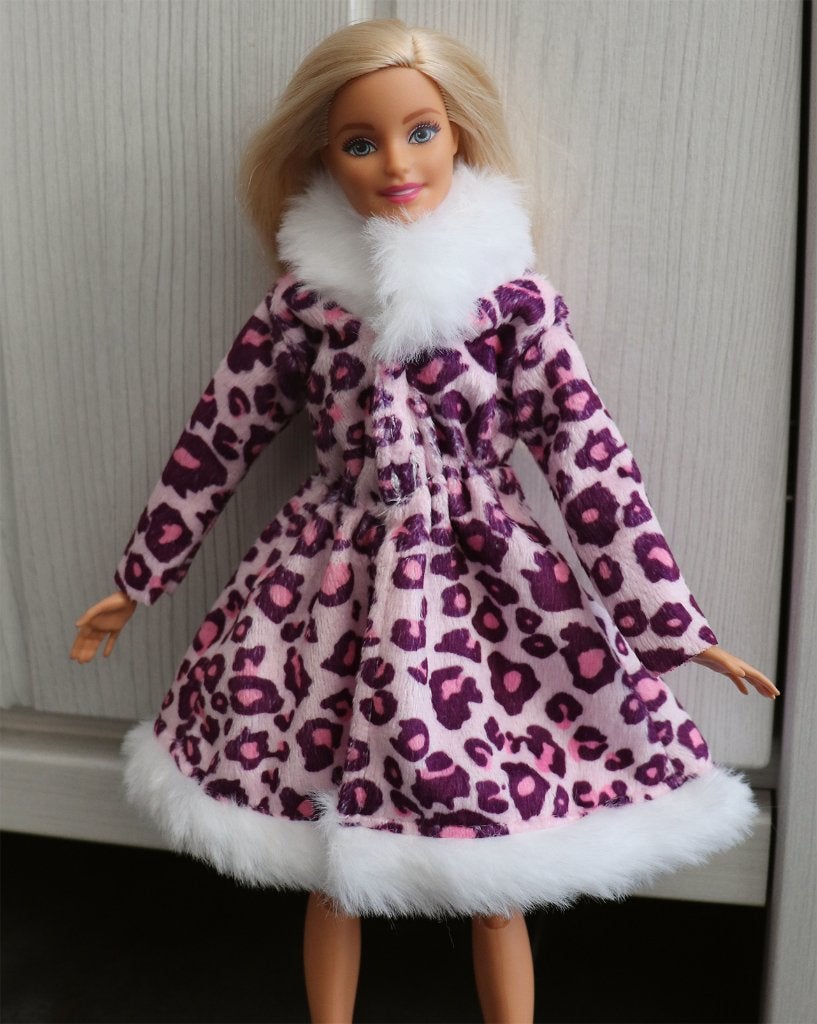 Barbie kleding nieuw - Lange winterjas bont luipaard roze, Ophalen of Verzenden, Nieuw, Barbie