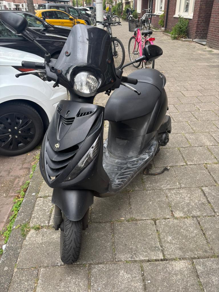 Piaggio Zip Scooter - Mat Zwart, Fietsen en Brommers, Ophalen, Zo goed als nieuw, Benzine, Piaggio