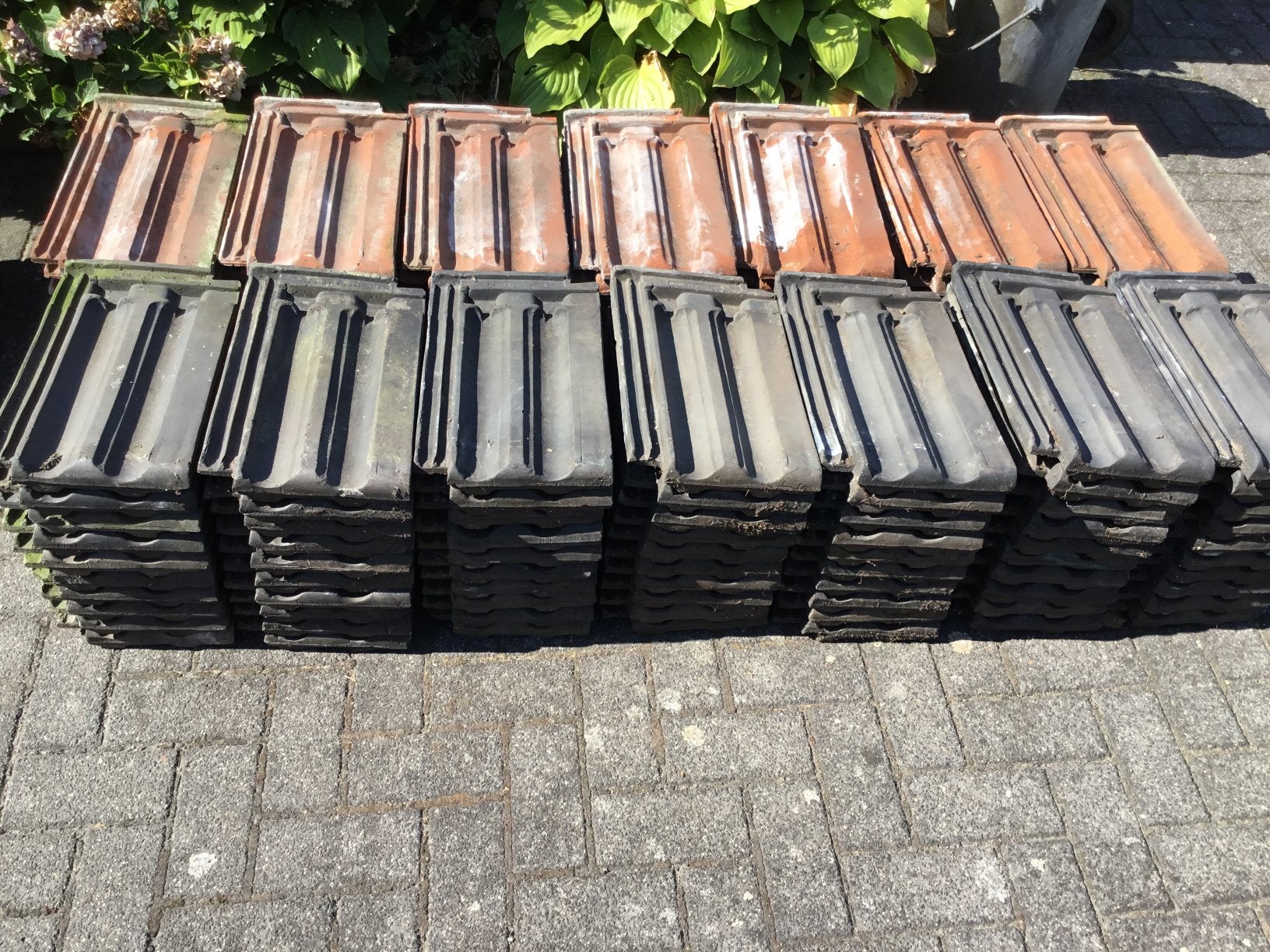 Vlakke mulden pannen 70 rode, Doe-het-zelf en Verbouw, Dakpannen en Dakbedekking, Ophalen, Steen of Klei, 5 tot 10 m², Zo goed als nieuw