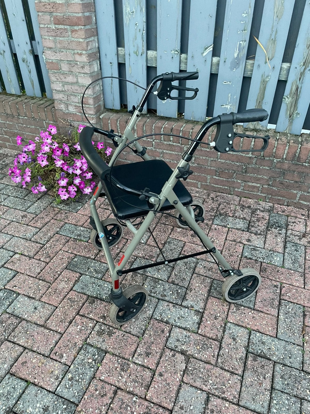 MOOIE ROLLATOR, Ophalen, Opvouwbaar, Zo goed als nieuw