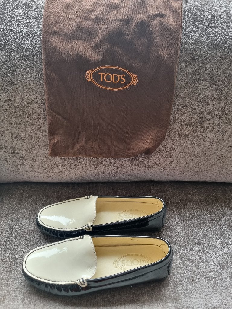 Tod's Loafers Lakleer Wit Zwart Maat 38,5, Kleding | Dames, Schoenen, Overige kleuren, Instappers, Ophalen of Verzenden, Zo goed als nieuw