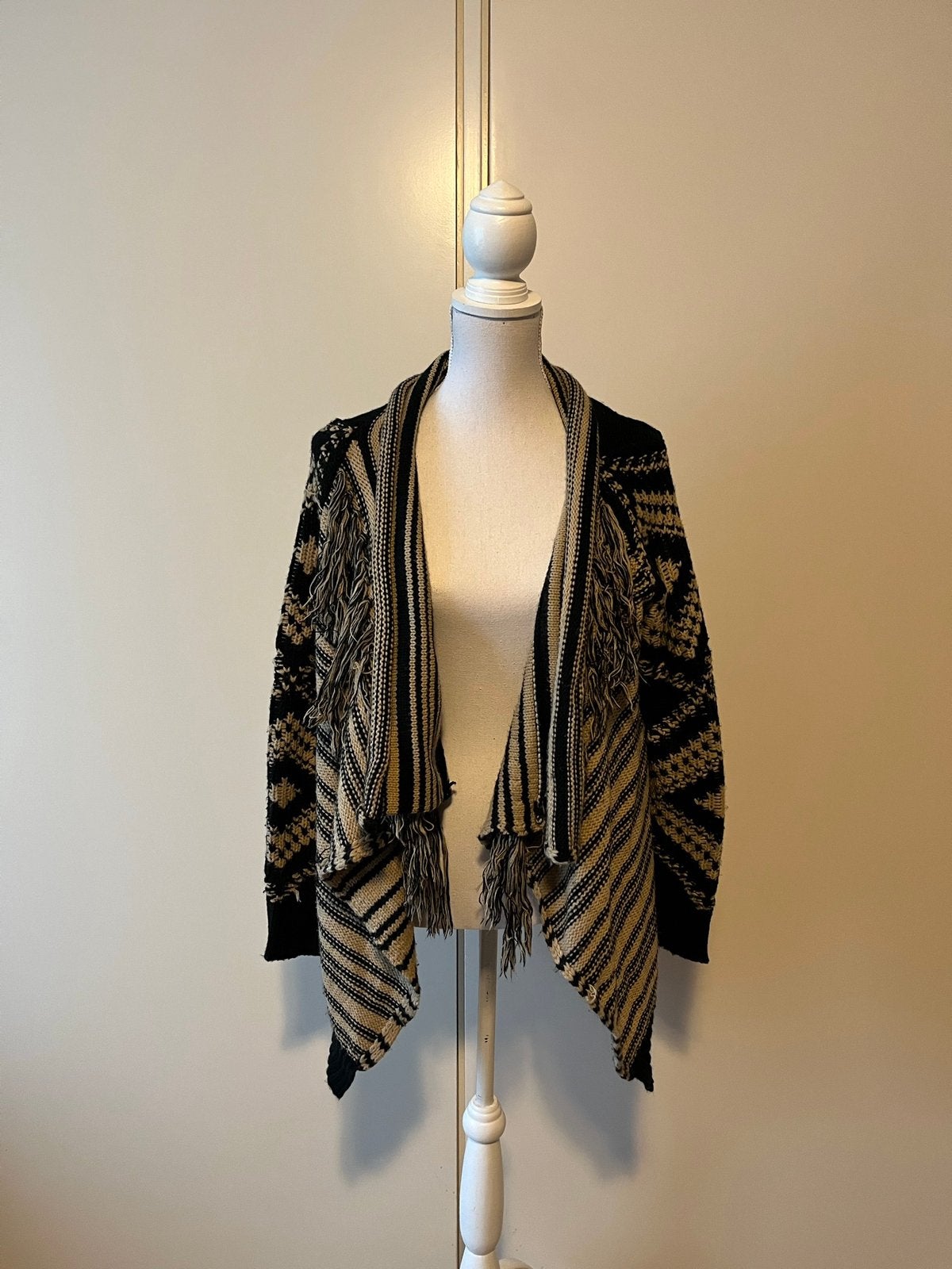 Mooi gebreid vest dames maat m / L red queen, Kleding | Dames, Ophalen of Verzenden, Zo goed als nieuw, Maat 38/40 (M), Rood