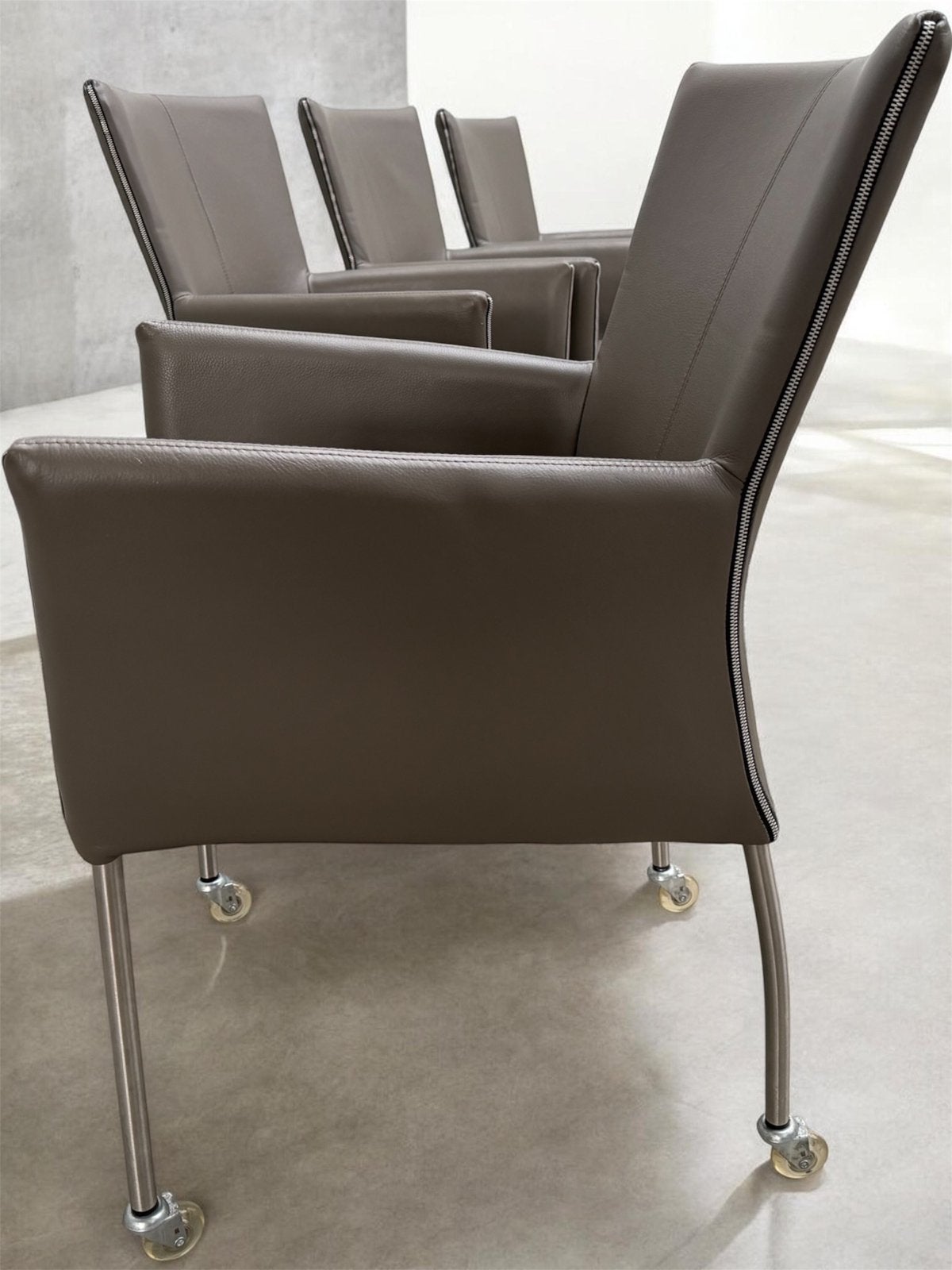 4 Lederen design stoelen Toledo Smoke leder – Verrijdbaar, Huis en Inrichting, Ophalen of Verzenden, Zo goed als nieuw, Grijs